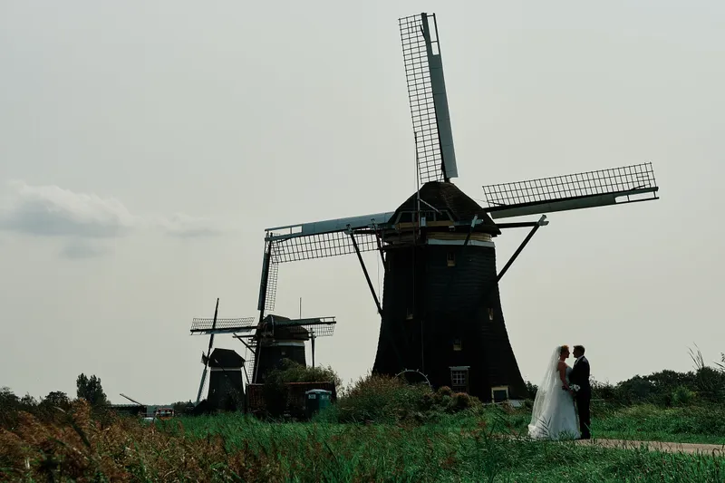 Helen en Burt klein aan de voet van een molen in de Driemanspolder