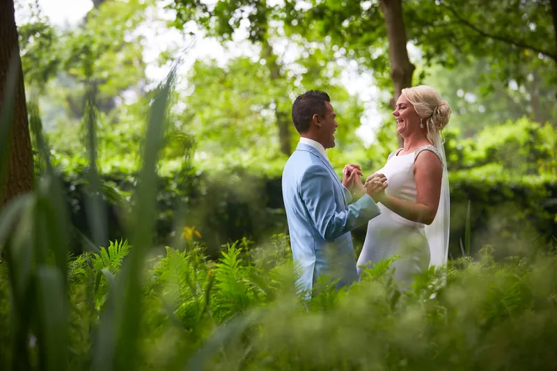 Bas en Jooske kijken elkaar aan tussen de varens
