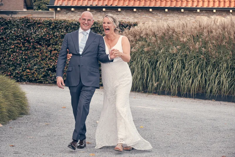Elles en Bram lopen hand in hand over het pad