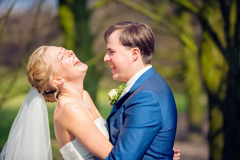 Danielle lacht met haar hoofd achterover