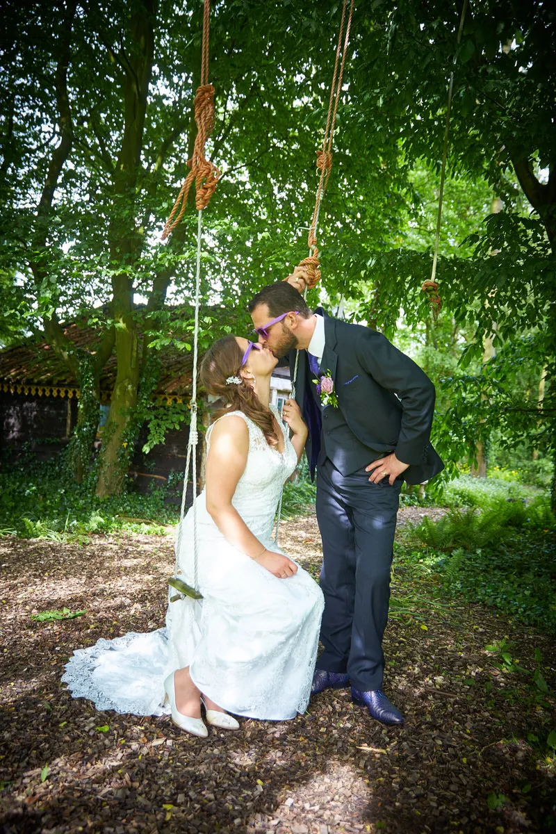 Robbert en Nadine bij een schommel onder een grote boom
