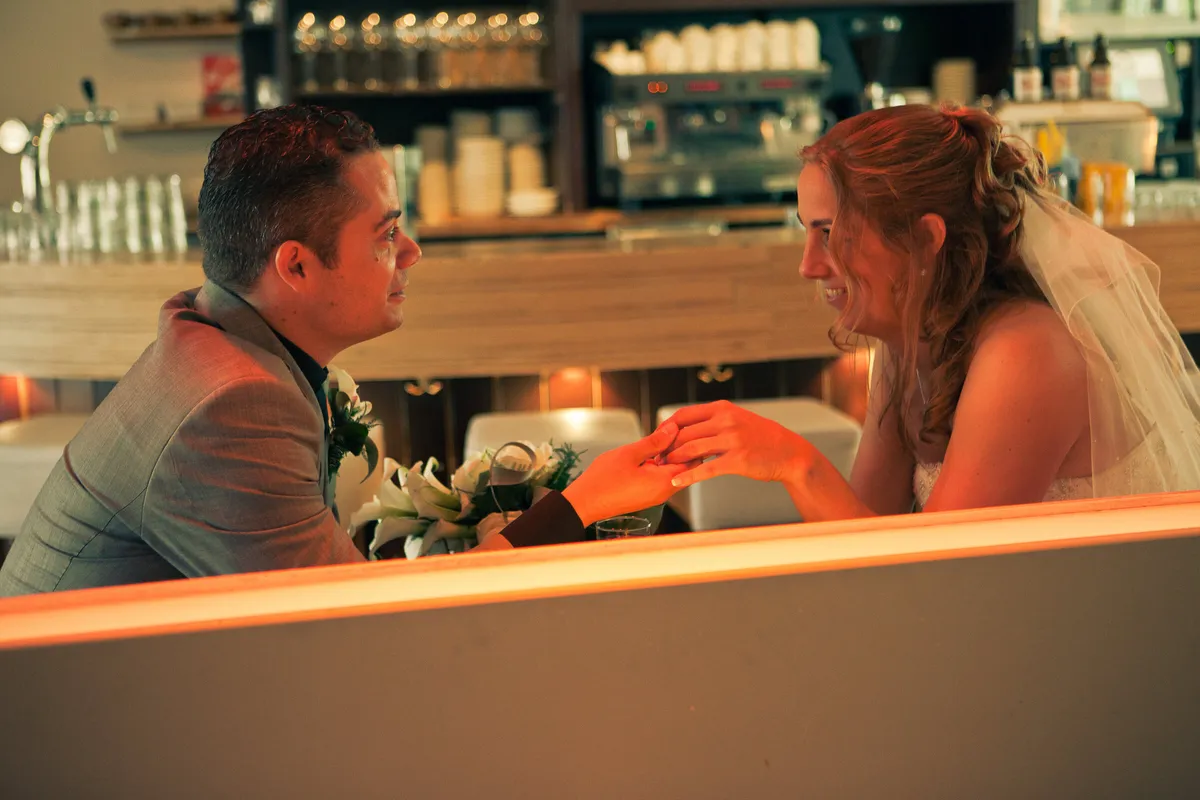 Harrie en Inge aan de bar van het restaurant in de oude school