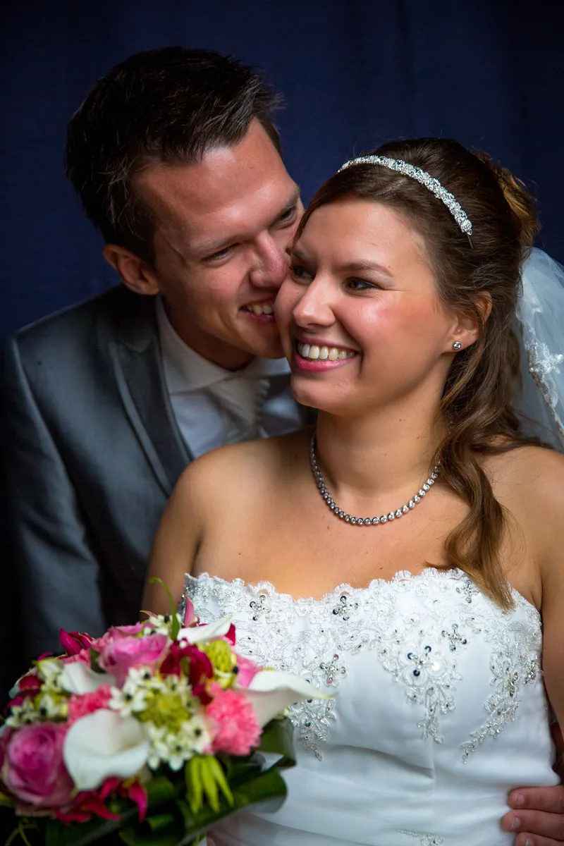 Mark en Annika lachen voor een donkerblauwe achtergrond