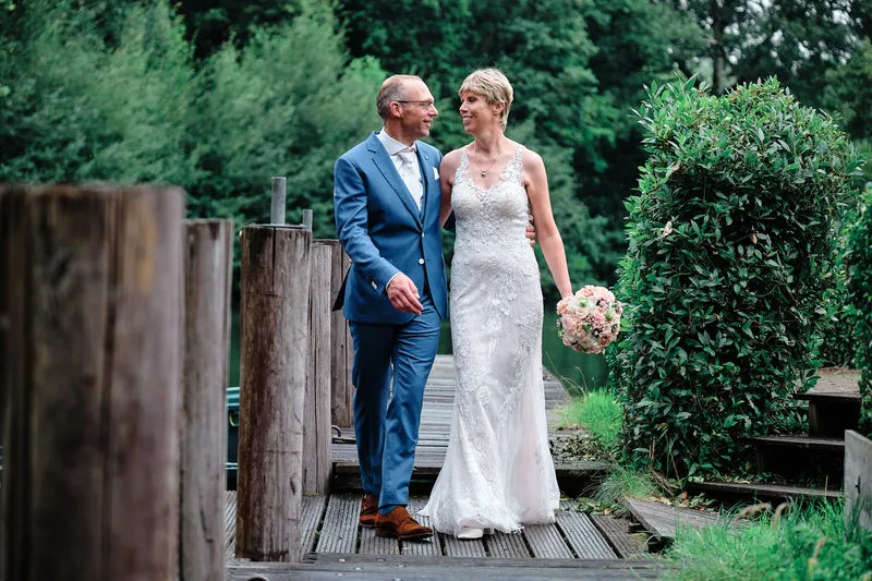 Marion en Johan op een houten steiger aan het water