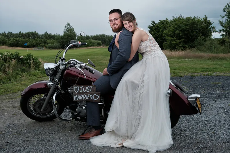 Barry en Milou op een oude motor met een Just Married-bordje