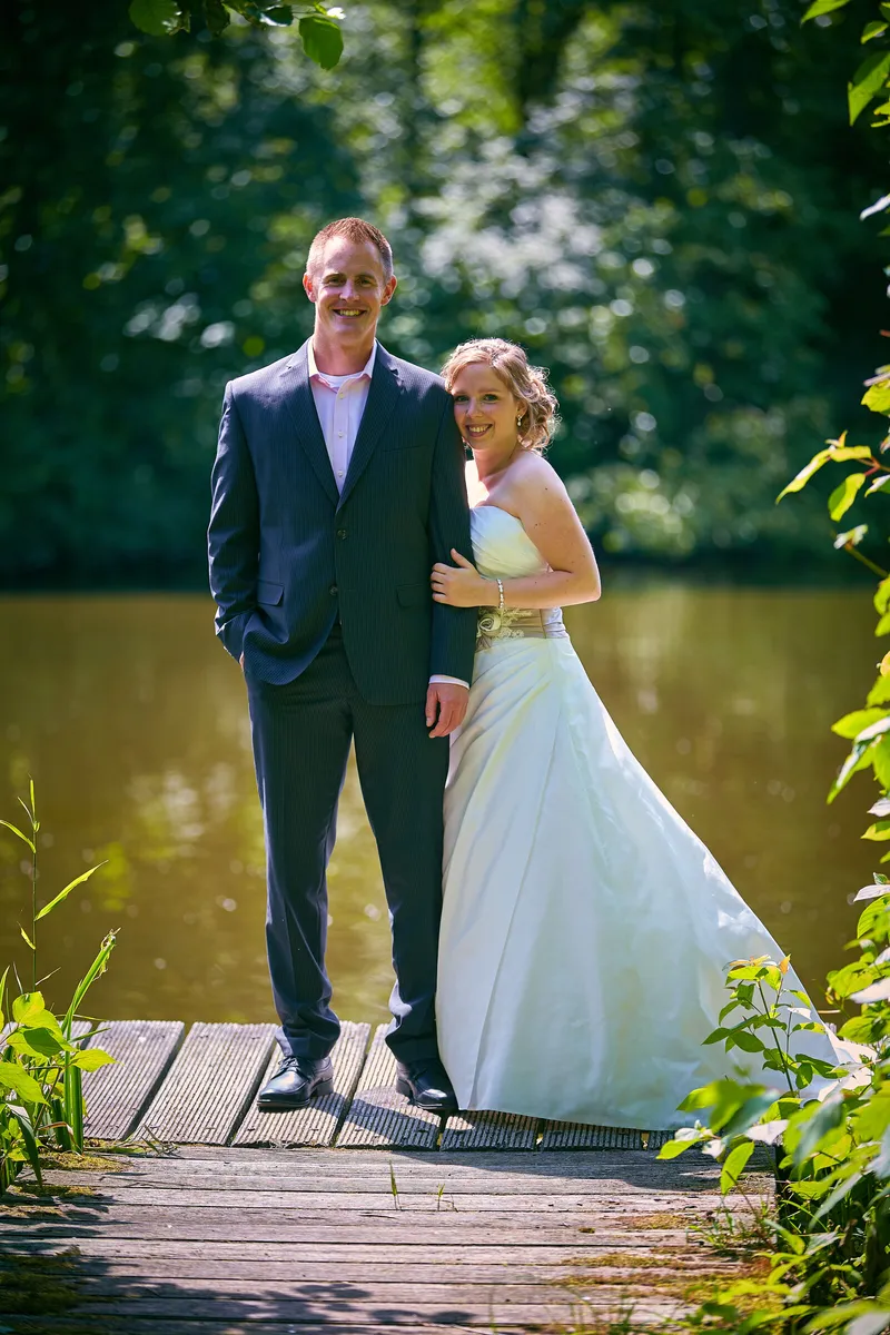 Linsey en Tim op de steiger aan het water