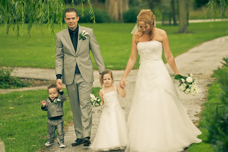 Harrie en Inge met hun kinderen op het gras onder de wilgen