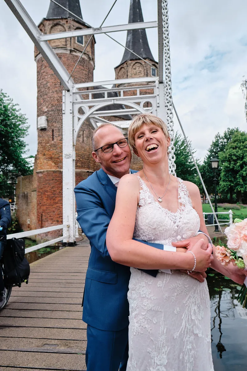 Marion en Johan op het witte bruggetje bij de Oostpoort