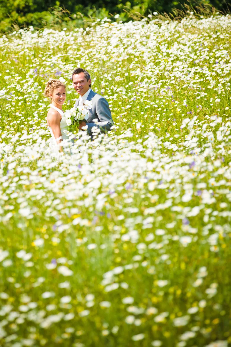 Dennis en Rebecca klein in een veld vol madeliefjes