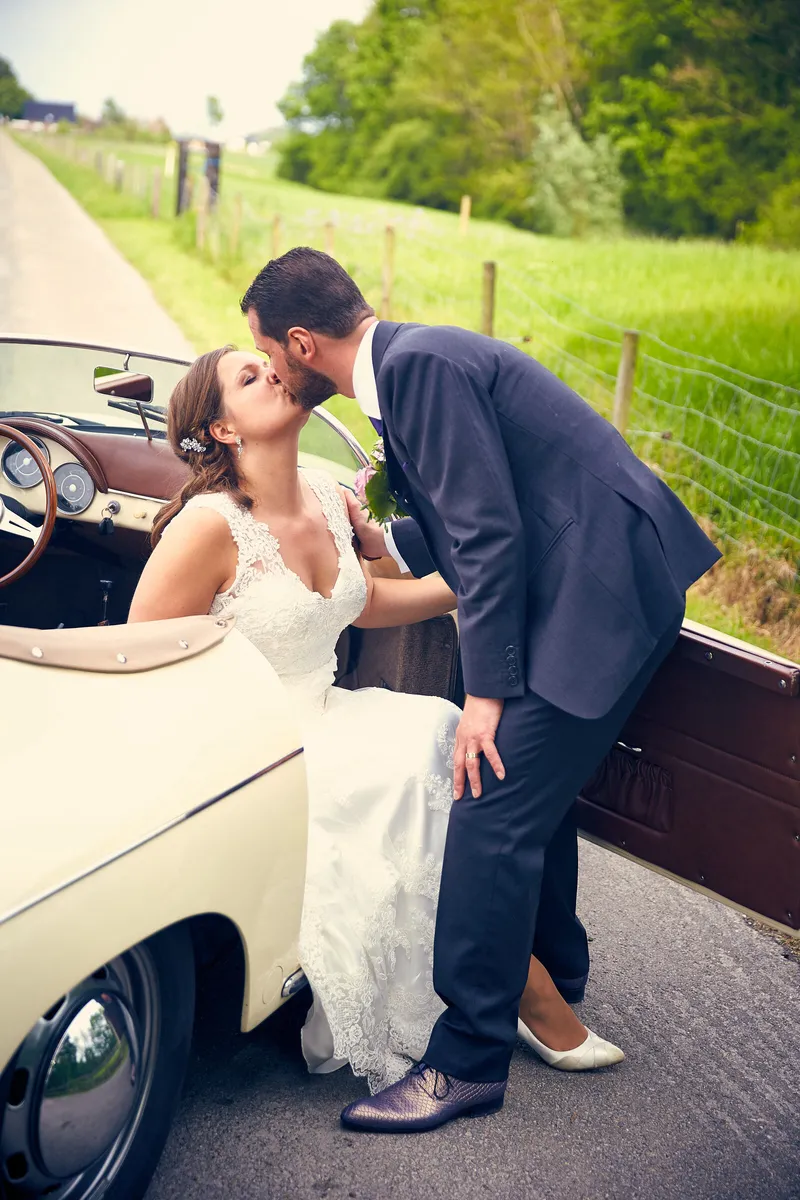 Robbert en Nadine kussen bij de Porsche