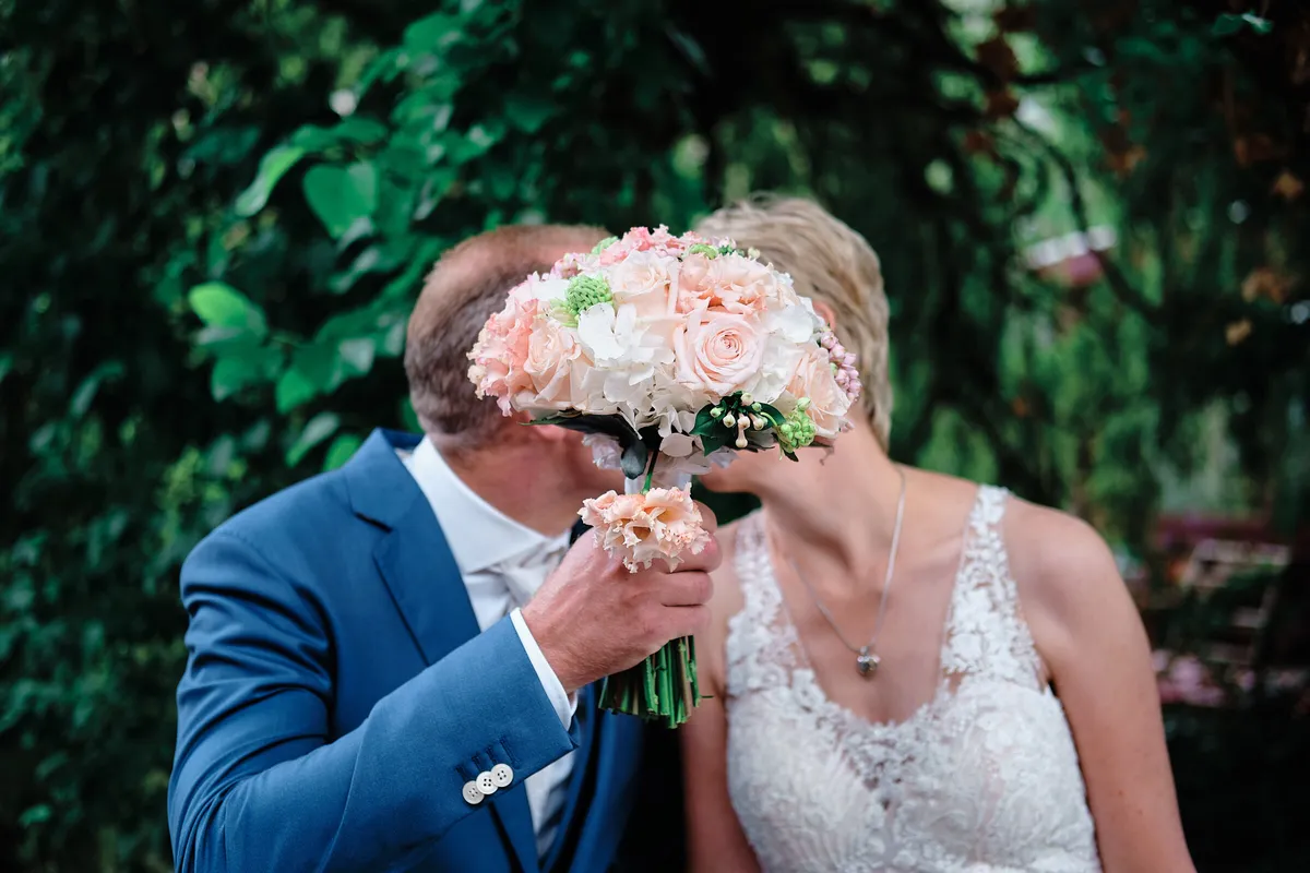 Johan kust Marion achter het boeket