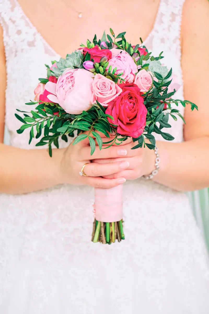 Het boeket met roze rozen voor de jurk
