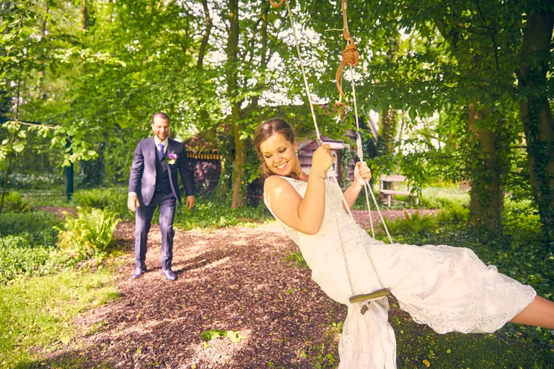 Nadine op de schommel, Robbert op de achtergrond