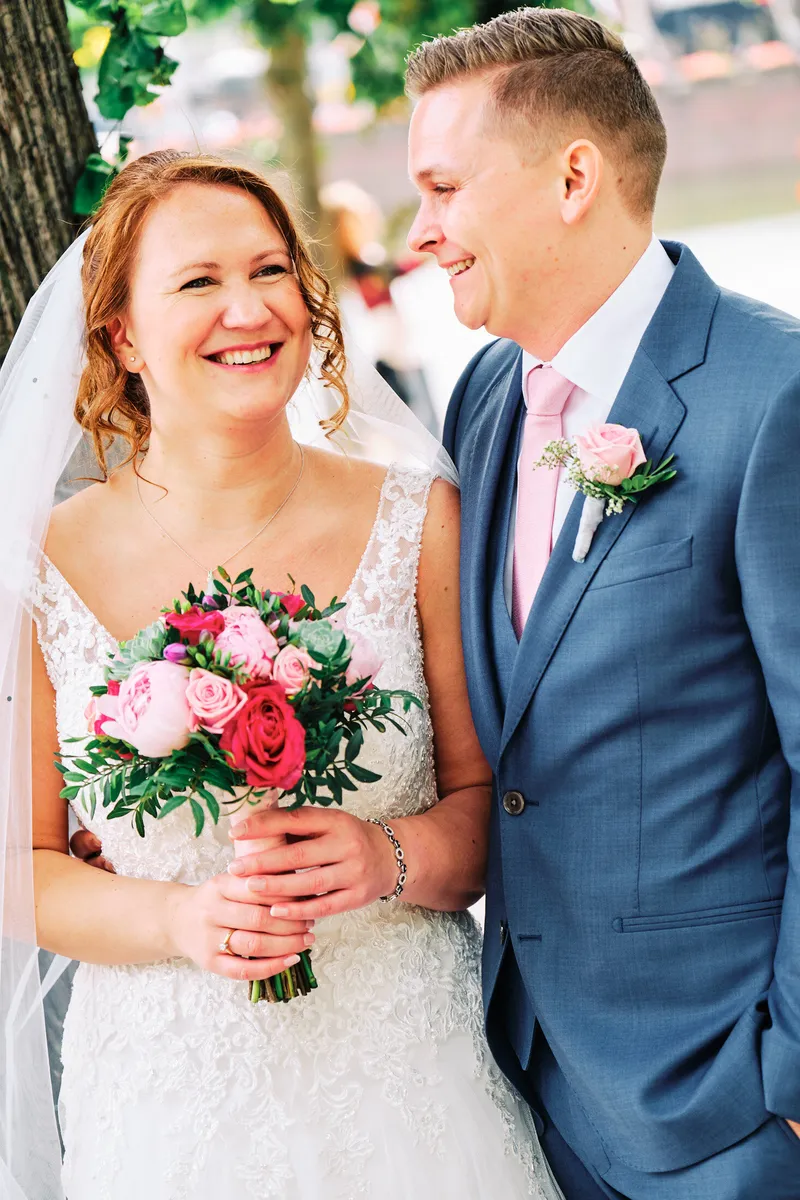 Victoria en Stefan lachen samen met het boeket