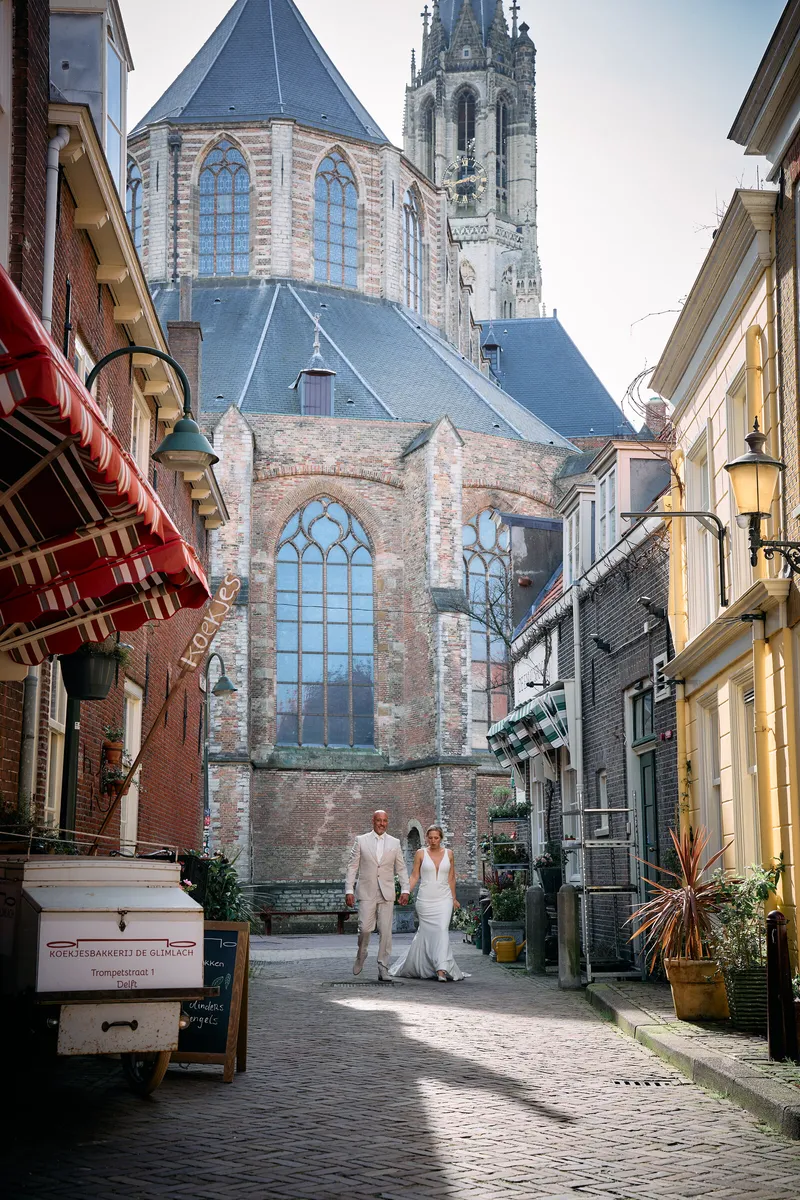 Danitsja en Brian klein in een straat, met een grote kerk erachter