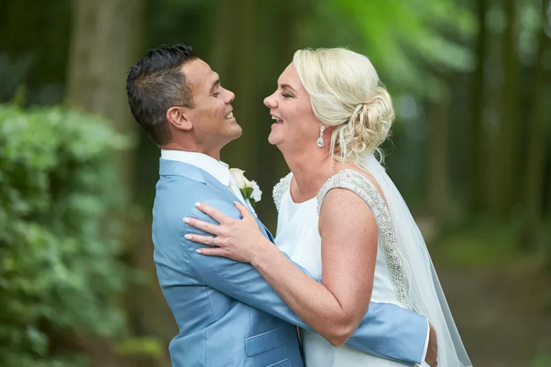 Bas en Jooske lachen samen in het groen