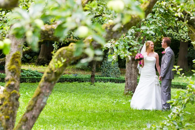 Loes en Jan kijken elkaar aan tussen de oude appelbomen