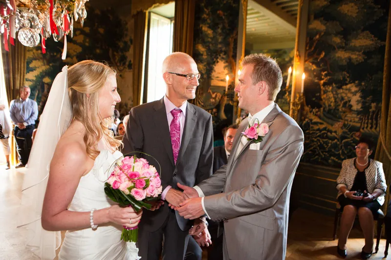 Loes, haar vader en Jan in de zaal met de wandtapijten