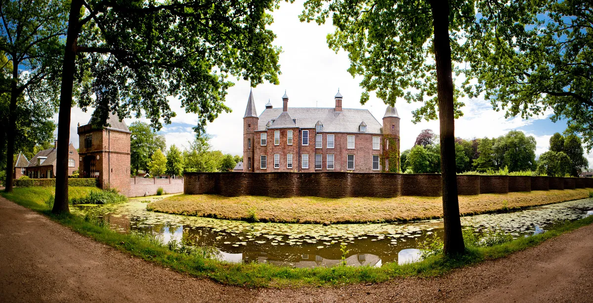 Slot Zuylen met de gracht en waterlelies, zonder mensen