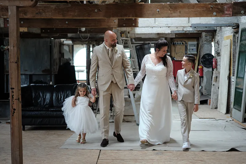 Regina en Michael lopen hand in hand door de fabriekshal met hun zoon en dochter