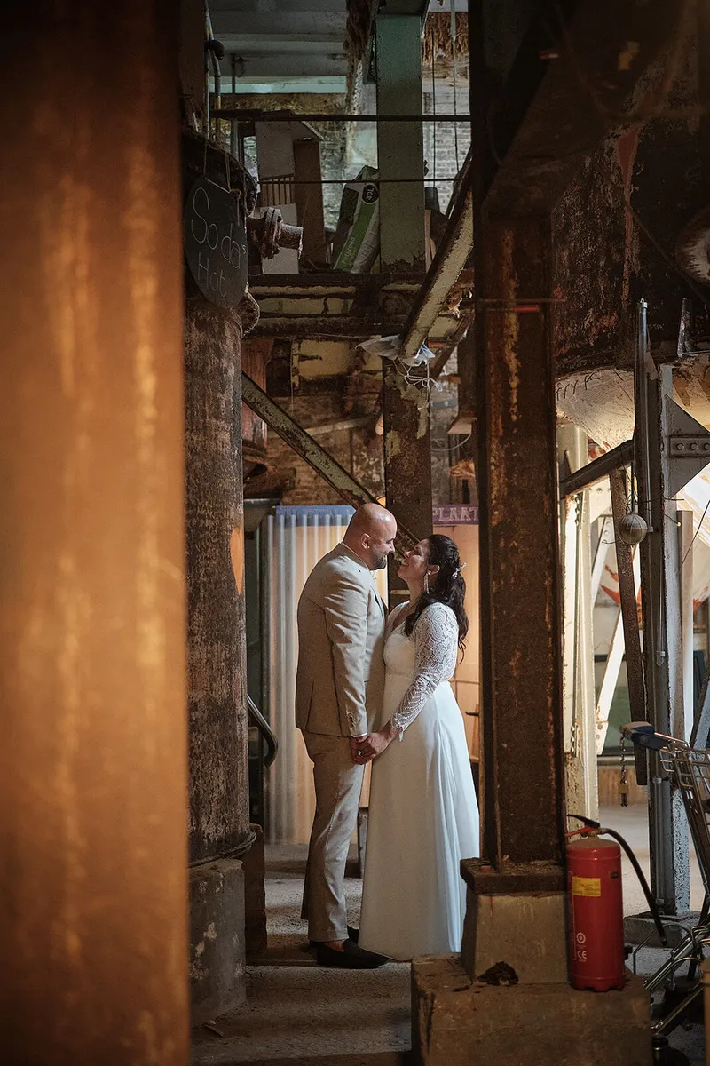 Regina en Michael tussen roestige pijpen en oude machines