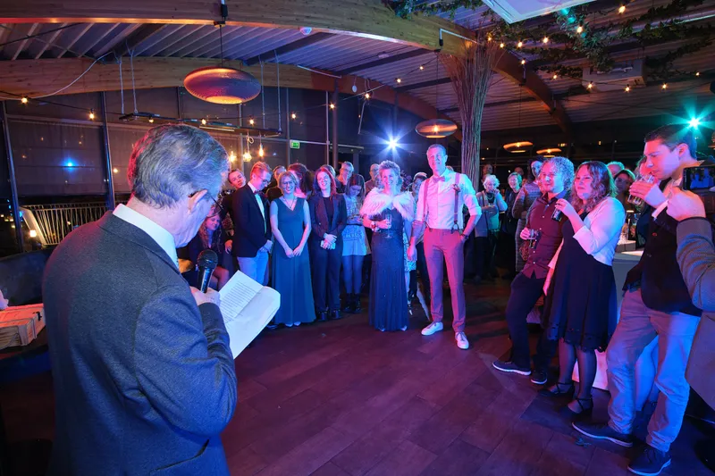 Een gast houdt een speech bij de dj