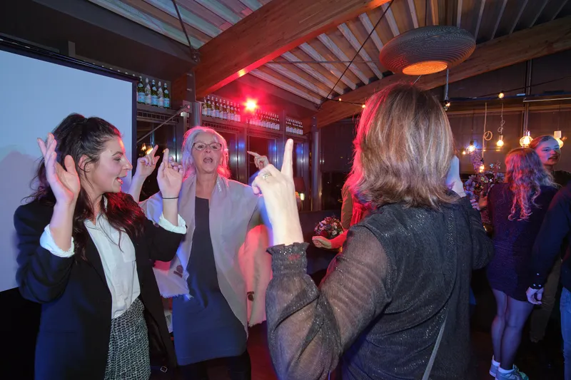 Esther wordt omhelsd na de speech