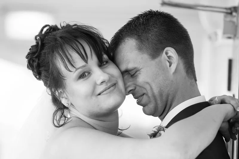 Zwart-wit: Anne en Hans met hun hoofden tegen elkaar