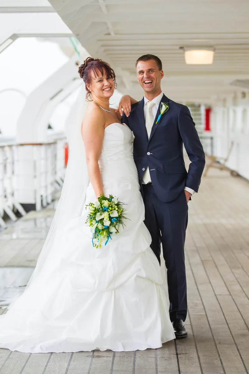 Anne en Hans op het dek bij de reling