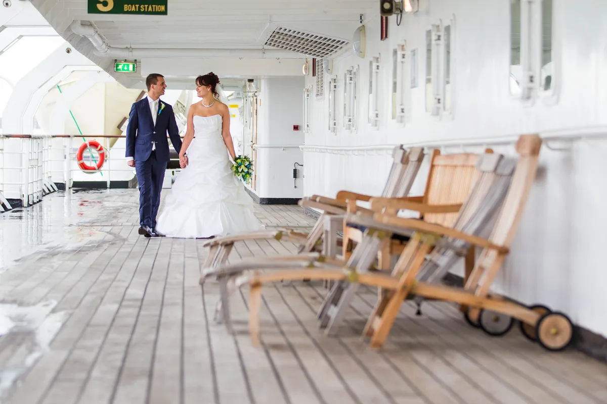 Anne en Hans op het lange dek bij de ligstoelen