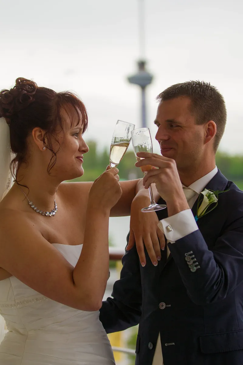 Anne en Hans proosten met champagne