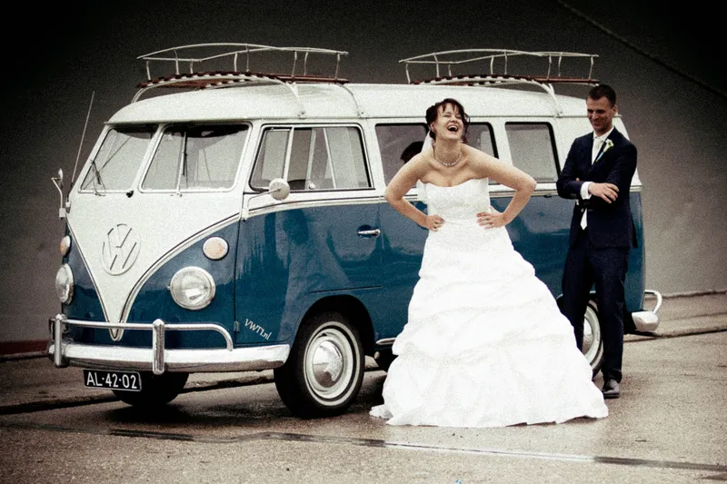 Anne en Hans bij hun blauwe Volkswagenbusje bij de SS Rotterdam