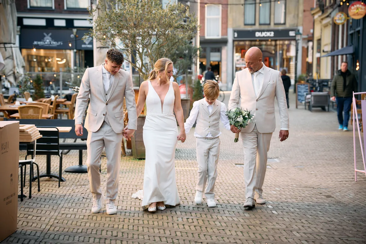 Danitsja, Brian en de twee zoons lopen samen over het plein