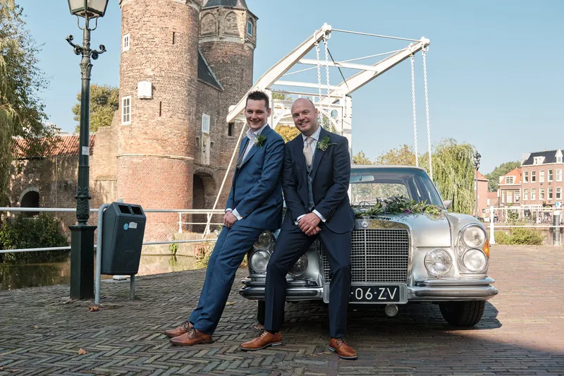 Mathijs en Jeroen op een oldtimer voor de Oostpoort