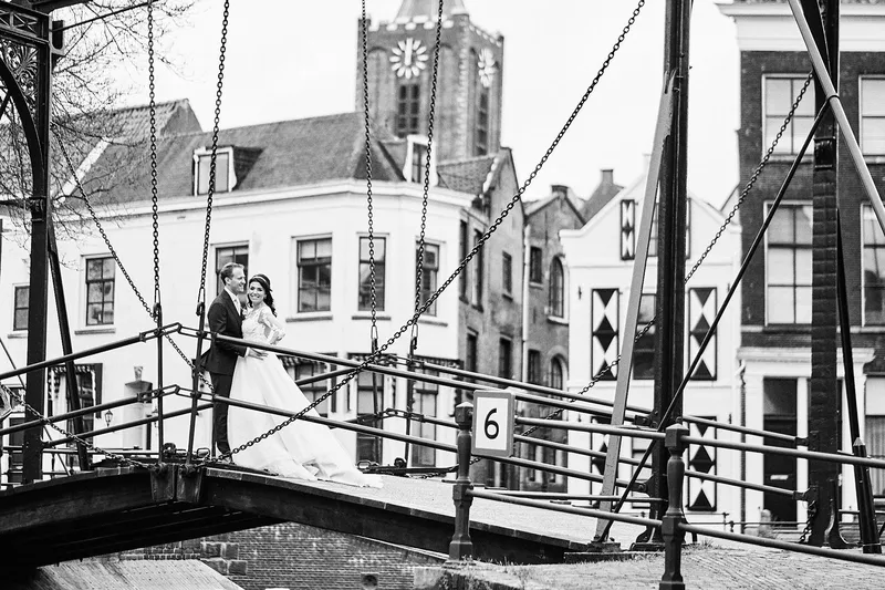 Kimberley en Mike op de kade, met een oude toren op de achtergrond