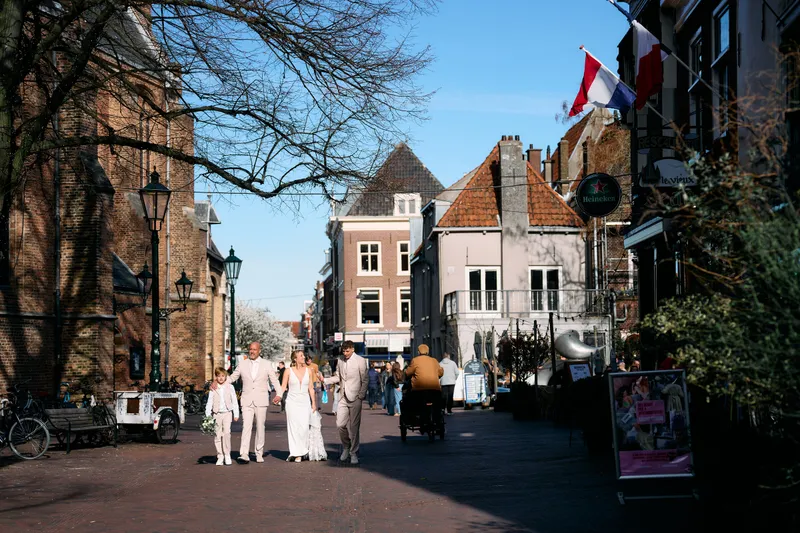 Het gezin loopt door een straat in de binnenstad