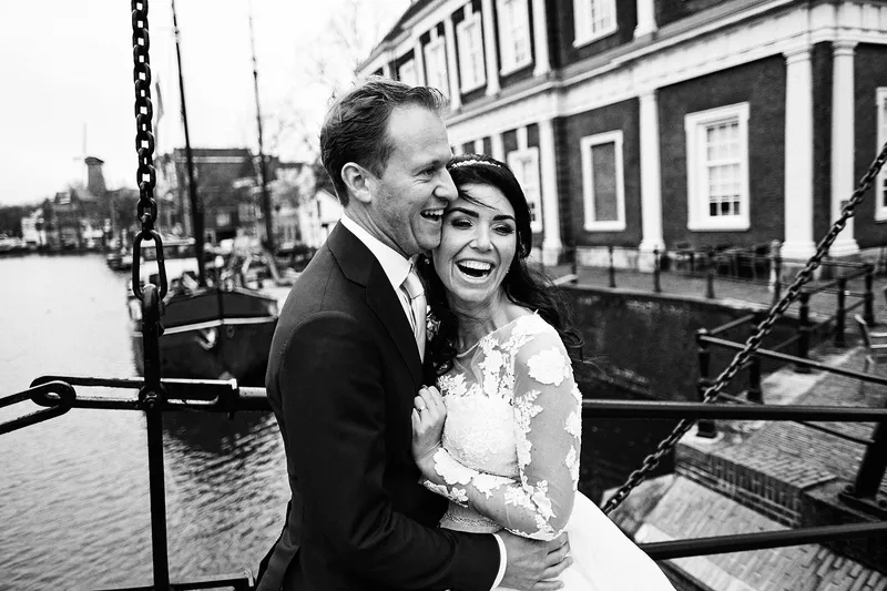Kimberley lacht in de armen van Mike aan de haven van Schiedam