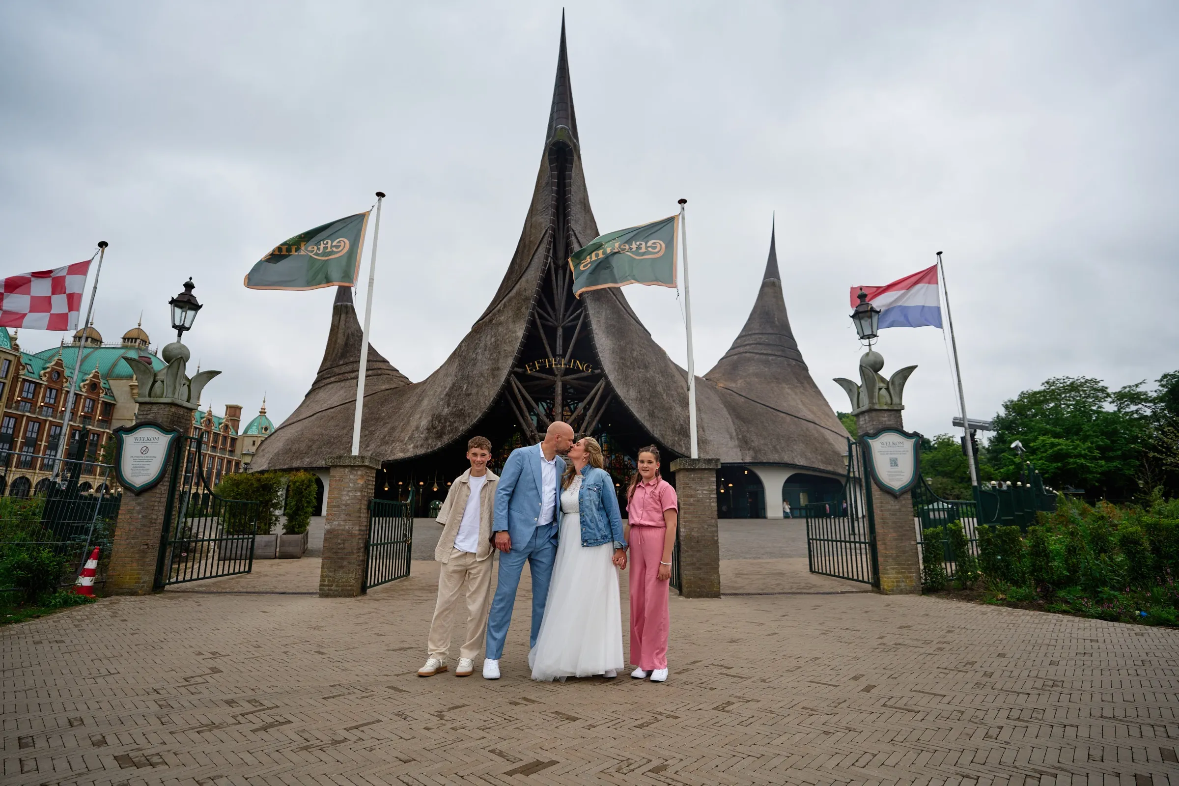 Annemarie en Jan met hun kinderen voor het Huis van de Vijf Zintuigen bij de ingang van de Efteling