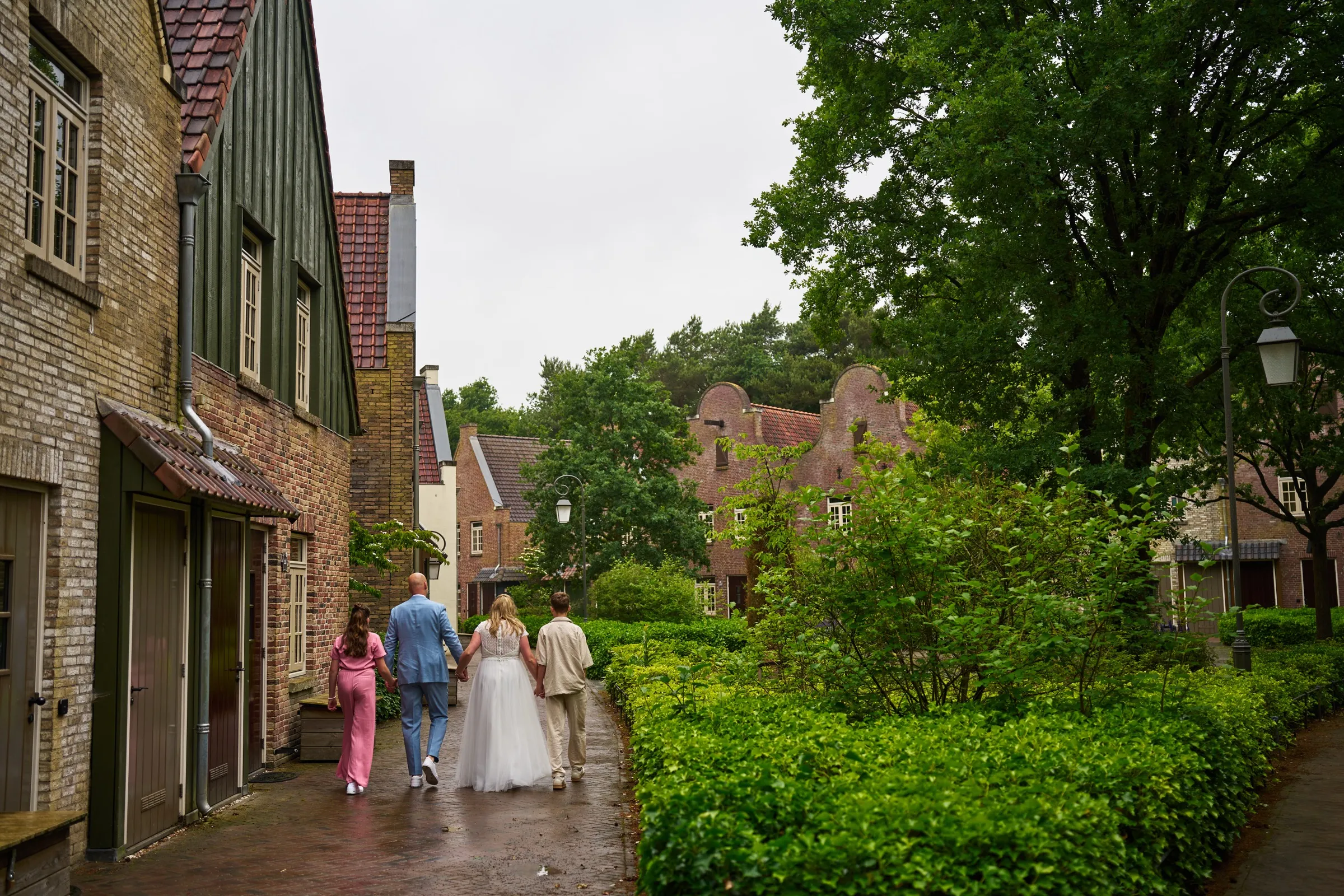 Annemarie en Jan wandelen met hun kinderen door een straatje in de Efteling