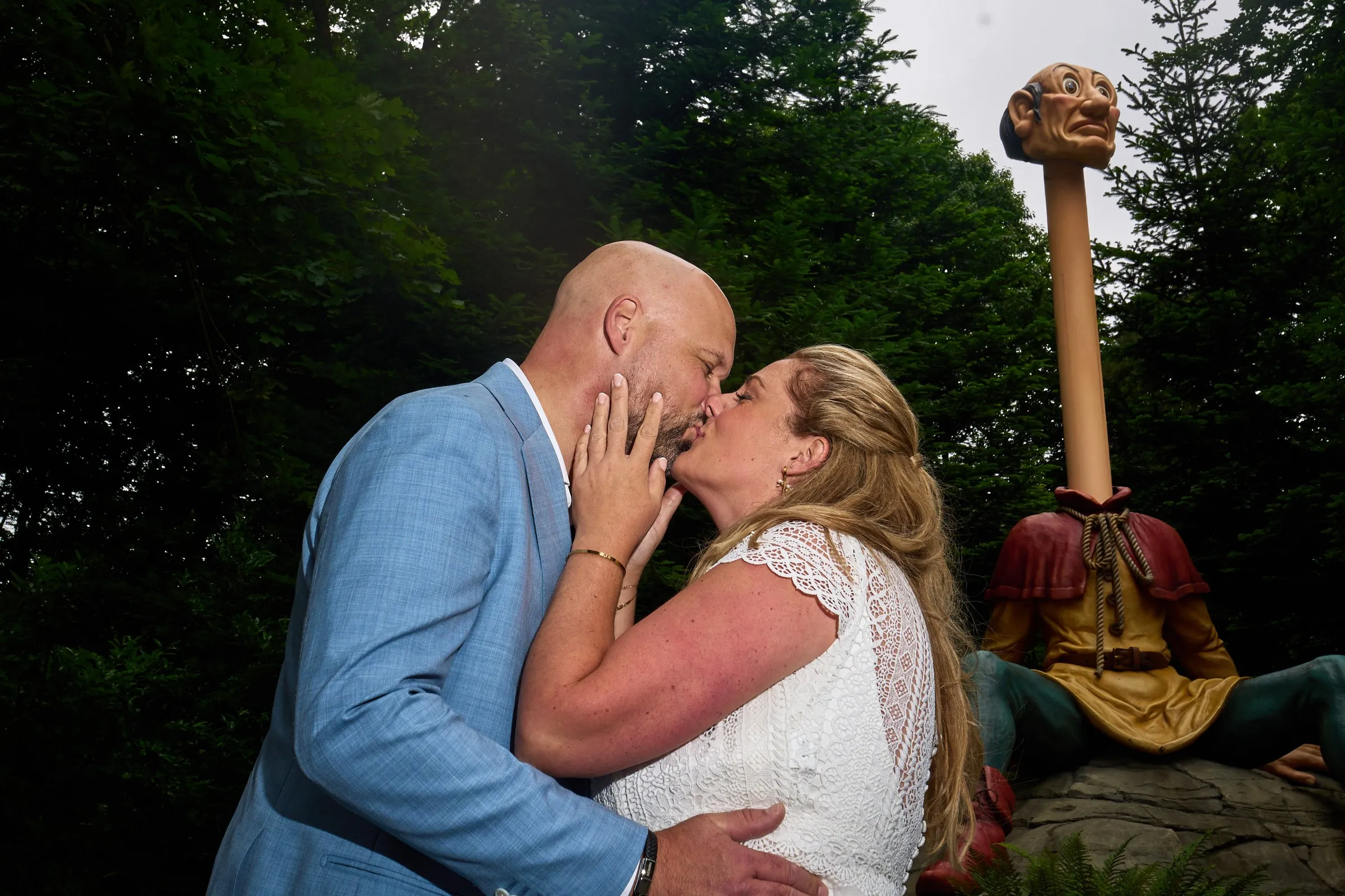 Annemarie en Jan kussen elkaar naast de Langnek in de Efteling