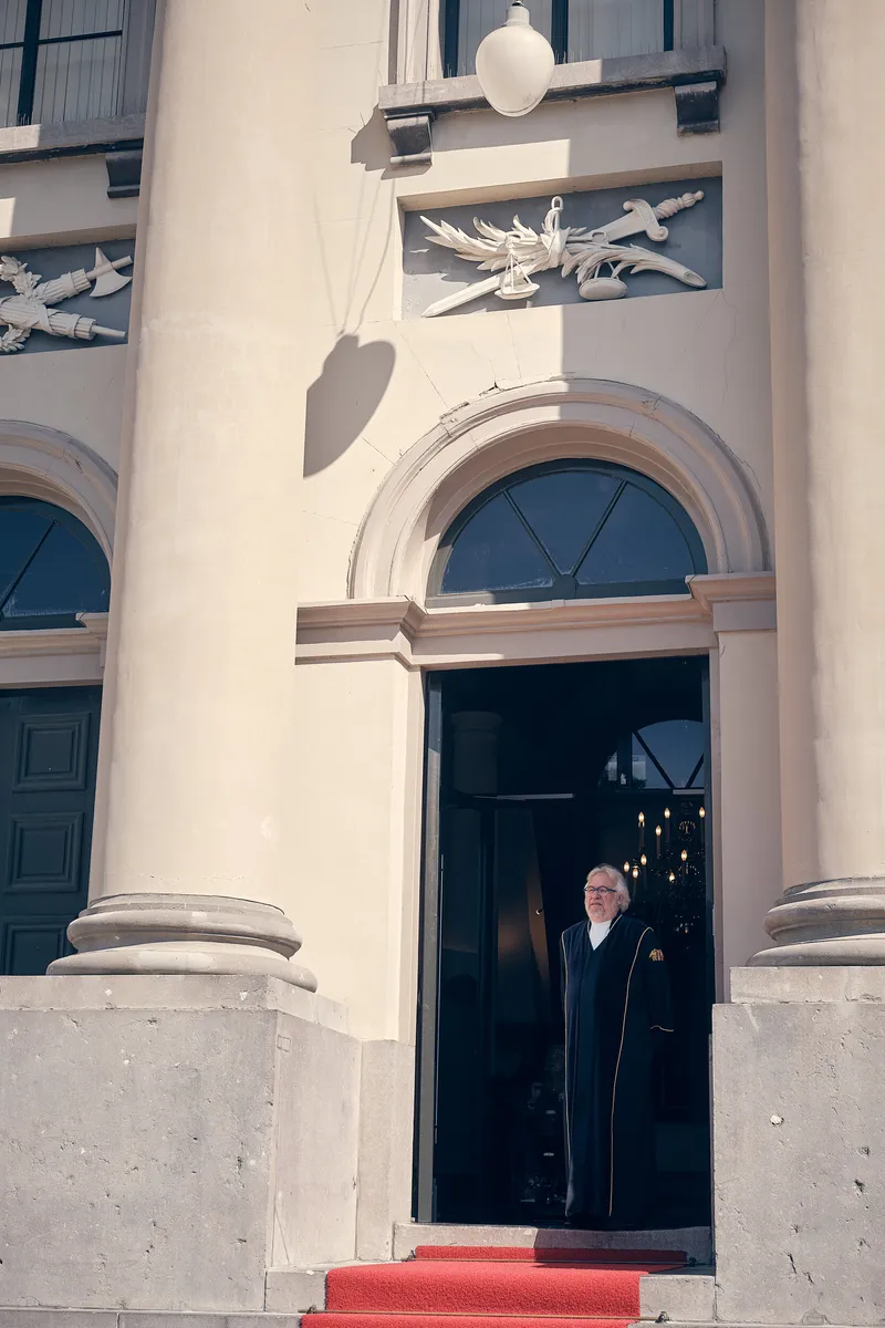 De rode loper bij de deur van het stadhuis