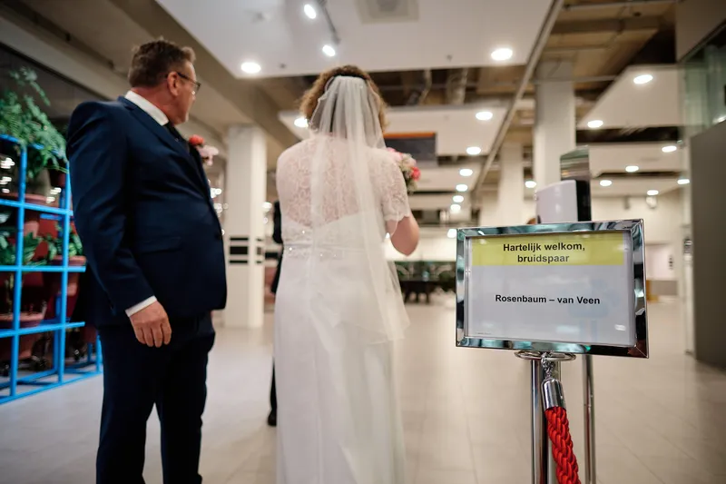 Jakob en Janneke lopen het stadhuis binnen