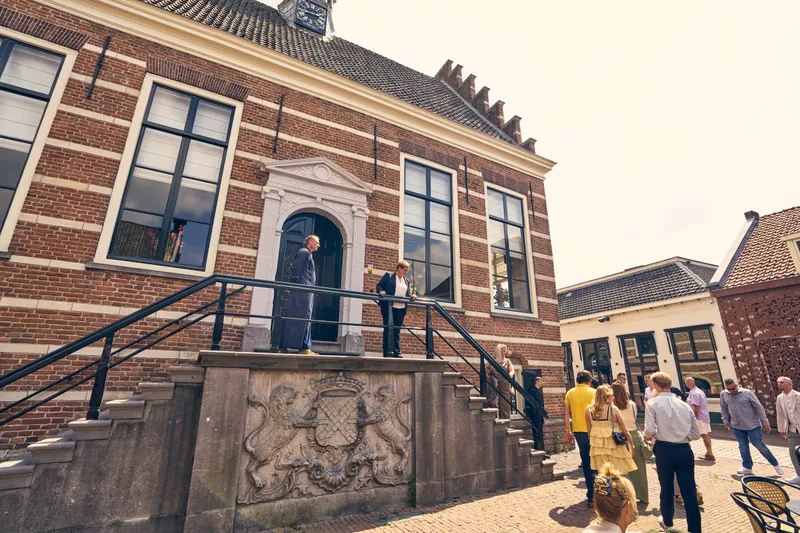 Het Historisch Stadhuis van IJsselstein met zijn trap, de gasten komen aan