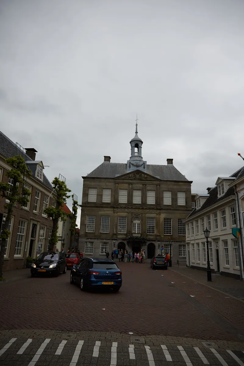 Het stadhuis van Weesp aan het eind van de straat