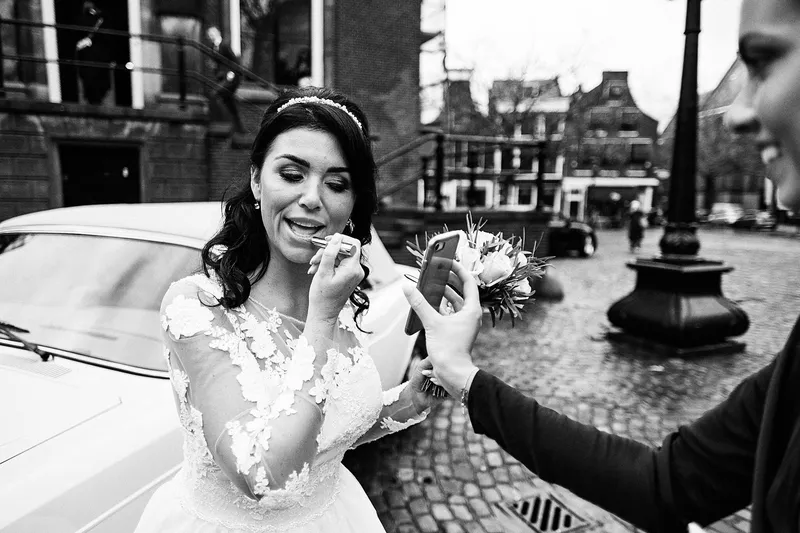 Kimberley lacht bij de Rolls-Royce op de Grote Markt