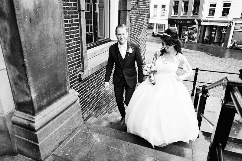 Kimberley en Mike lopen de trap van het stadhuis op