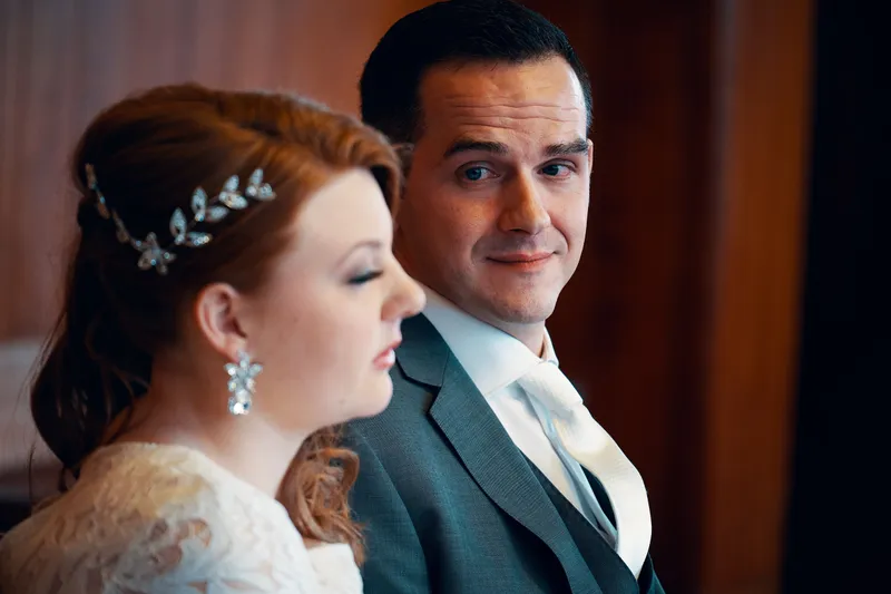 Maurice lacht naar Naomi tijdens de ceremonie