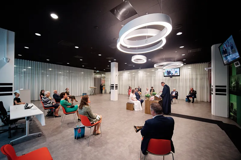 De grote lichte zaal met de gasten op afstand