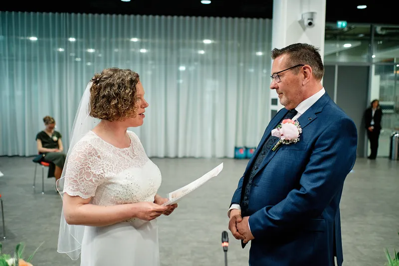 Jakob en Janneke staan tegenover elkaar met hun geloften