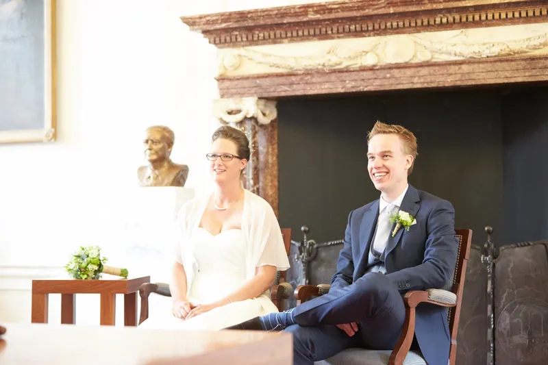 Marjolein en Coen zitten voor de schouw in de trouwzaal